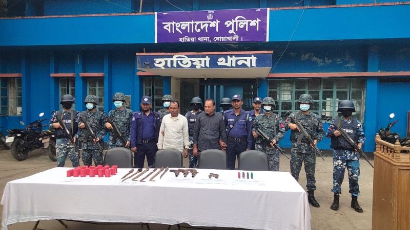 অপারেশন ডেভিল হান্ট: হাতিয়া ও সন্দ্বীপে অস্ত্র ও গোলাবারুদসহ আটক চার